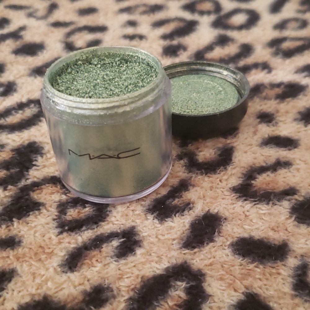 MAC PIGMENT in original full size in Golden Olive